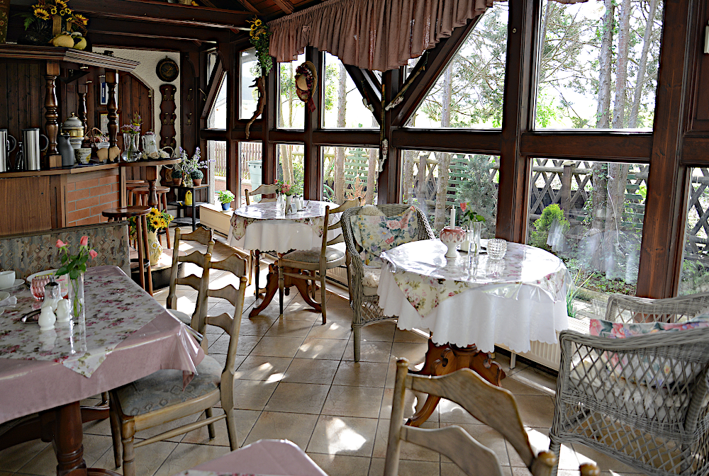 Heller Gastraum mit Blick in den Garten